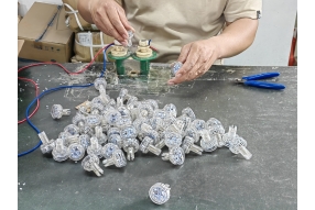 ¿Cuáles son los voltajes para las iluminación de equipos de atracciones?