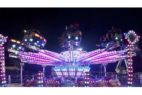 ¿Cuáles son las normas de iluminación para atracciones de diversiones?